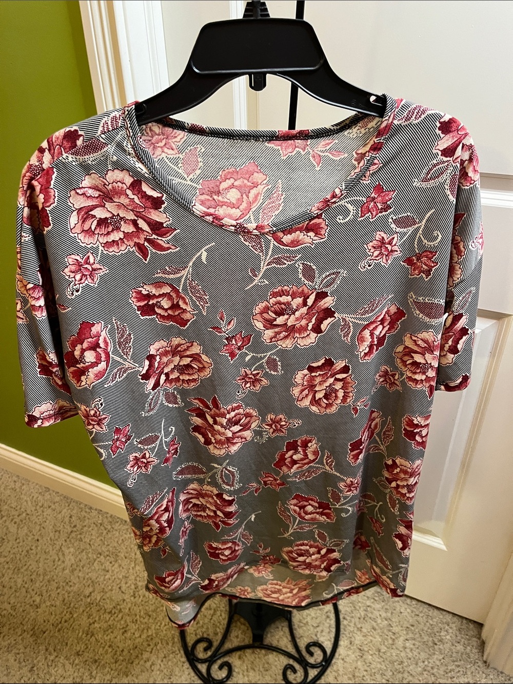 NWOT Women's Floral round neckTee in Gray and Rose